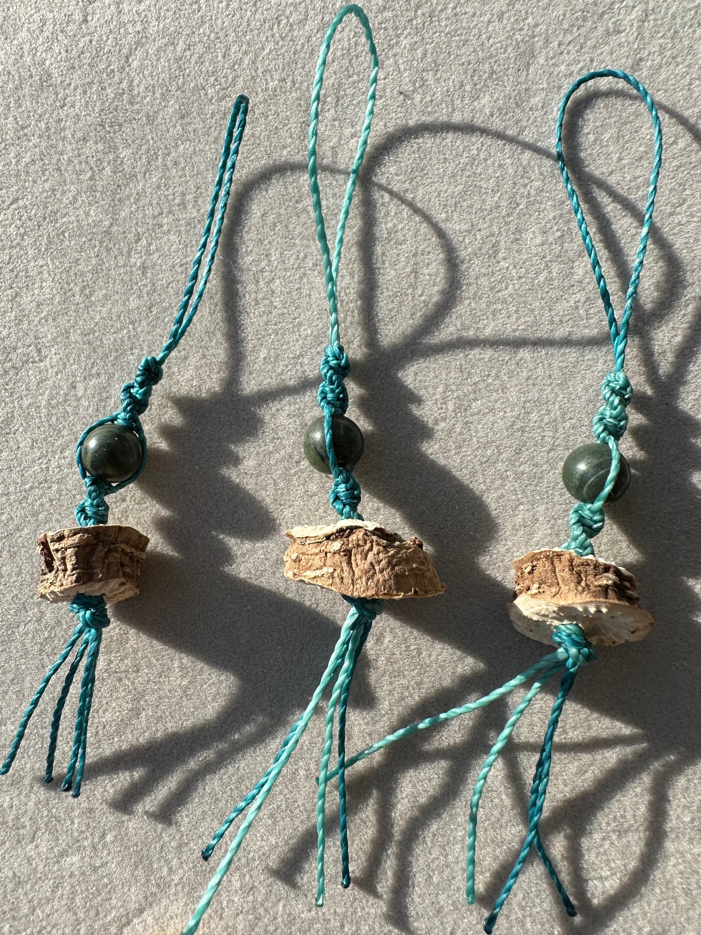 縄文×アイヌのお守り　アオトラ石・イケマ